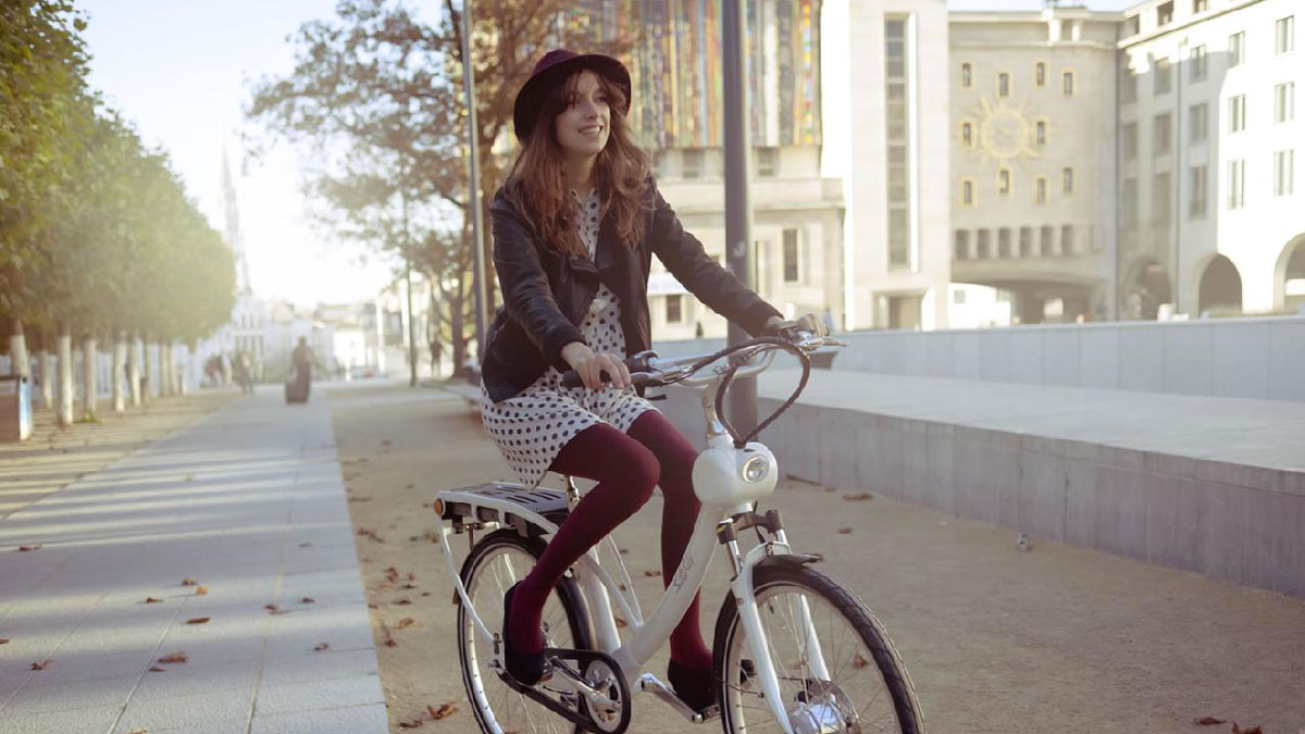 Vrouw stadsfiets